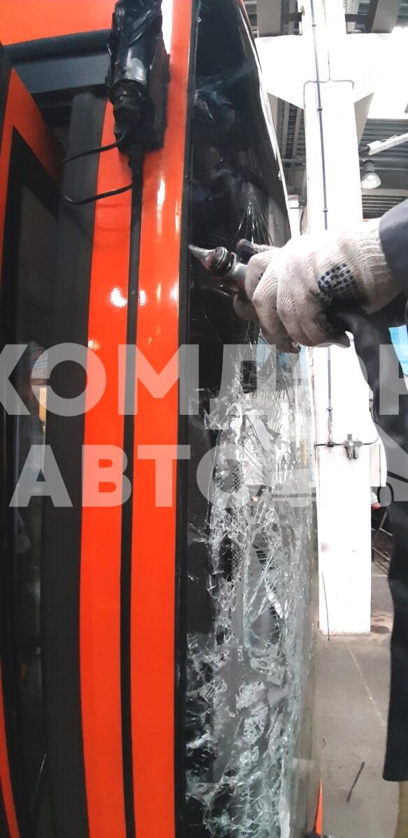 Процесс замены лобового стекла автобуса