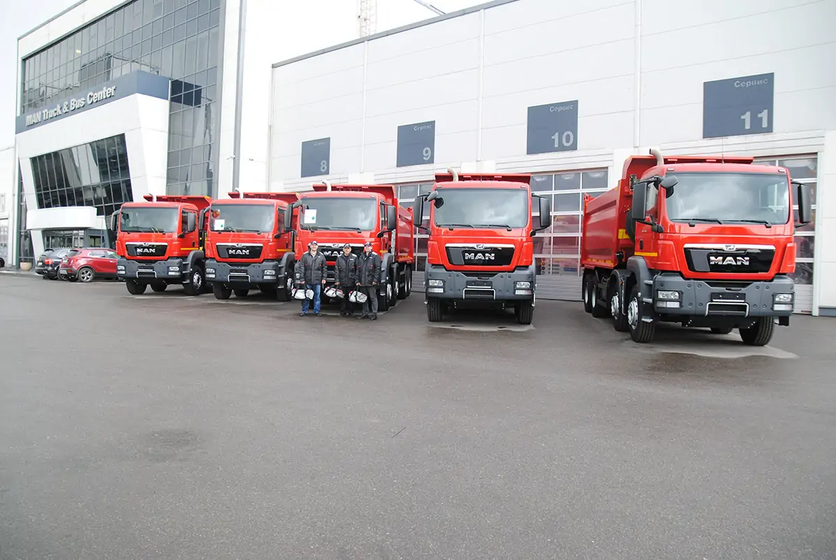Отгрузка пяти самосвалов MAN TGS 41.400 8x4 BB-WW