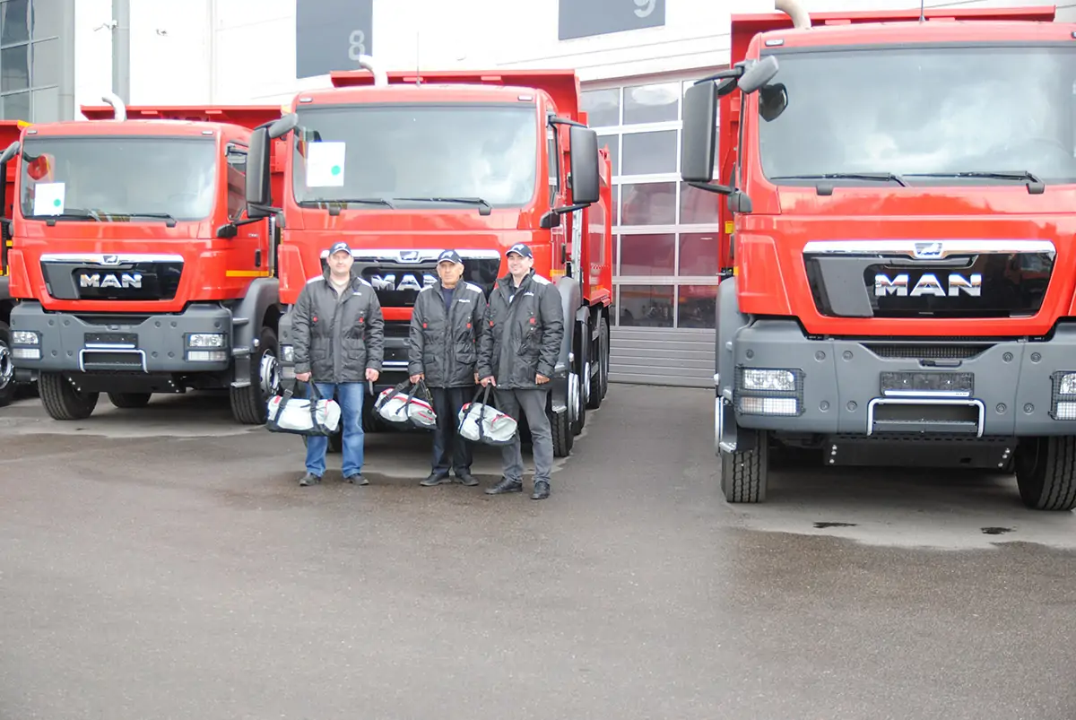 Отгрузка пяти самосвалов MAN TGS 41.400 8x4 BB-WW