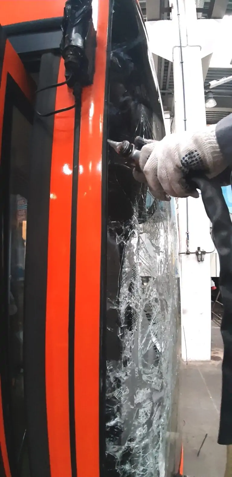 Процесс замены лобового стекла автобуса